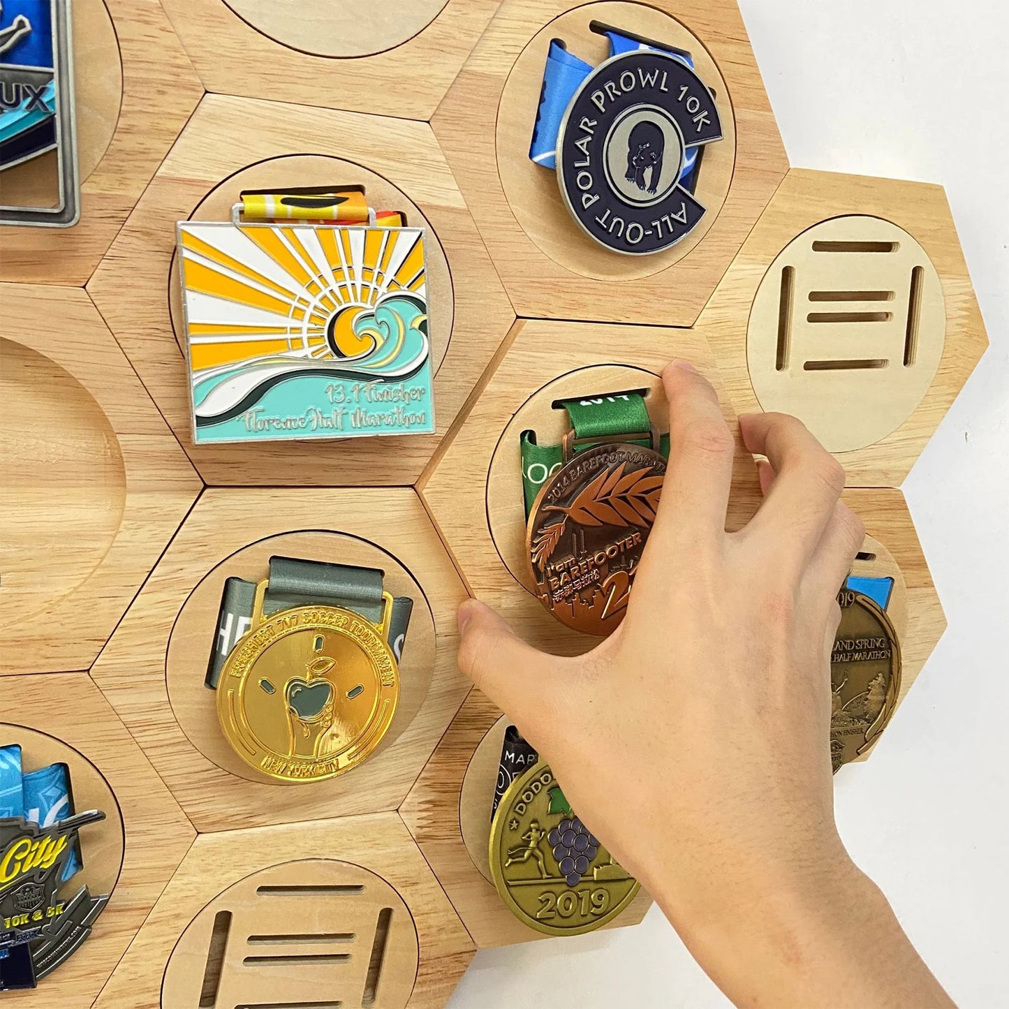 1-10Pcs Medal Display Stand Wooden Medal Hanger for Sport Track Field Running Creative Splicing Wall Hexagonal Honor Decor Rack
